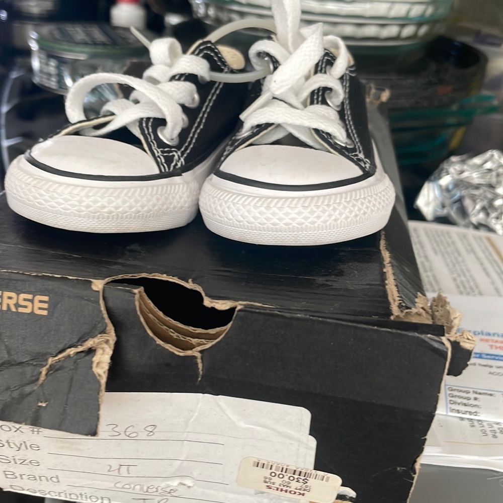 Kids converse black size 4. Never worn.